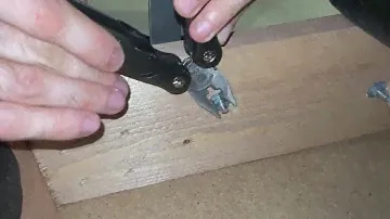 Откручивание и закручивание гайки с помощью Мультитула STAYER PROFESSIONAL 22853 z01
