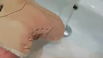 Действие водоотталкивающего средства Salton "Защита от воды для замши"